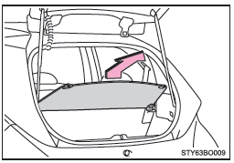 Toyota Aygo. Extracción de la bandeja del portaequipajes