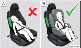 Volvo C30. Un niño asegurado incorrectamente en una posición de asiento errónea - en peligro a causa del airbag lateral/Un niño asegurado correctamente con un asiento infantil