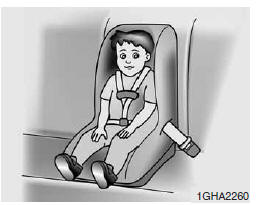 Montaje del sistema de sujeción para niños mediante la banda abdominal (en el asiento central trasero)