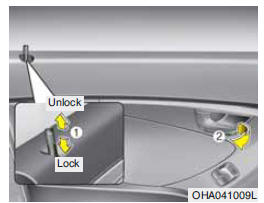 Accionando los bloqueos de las puertas desde el interior del vehículo